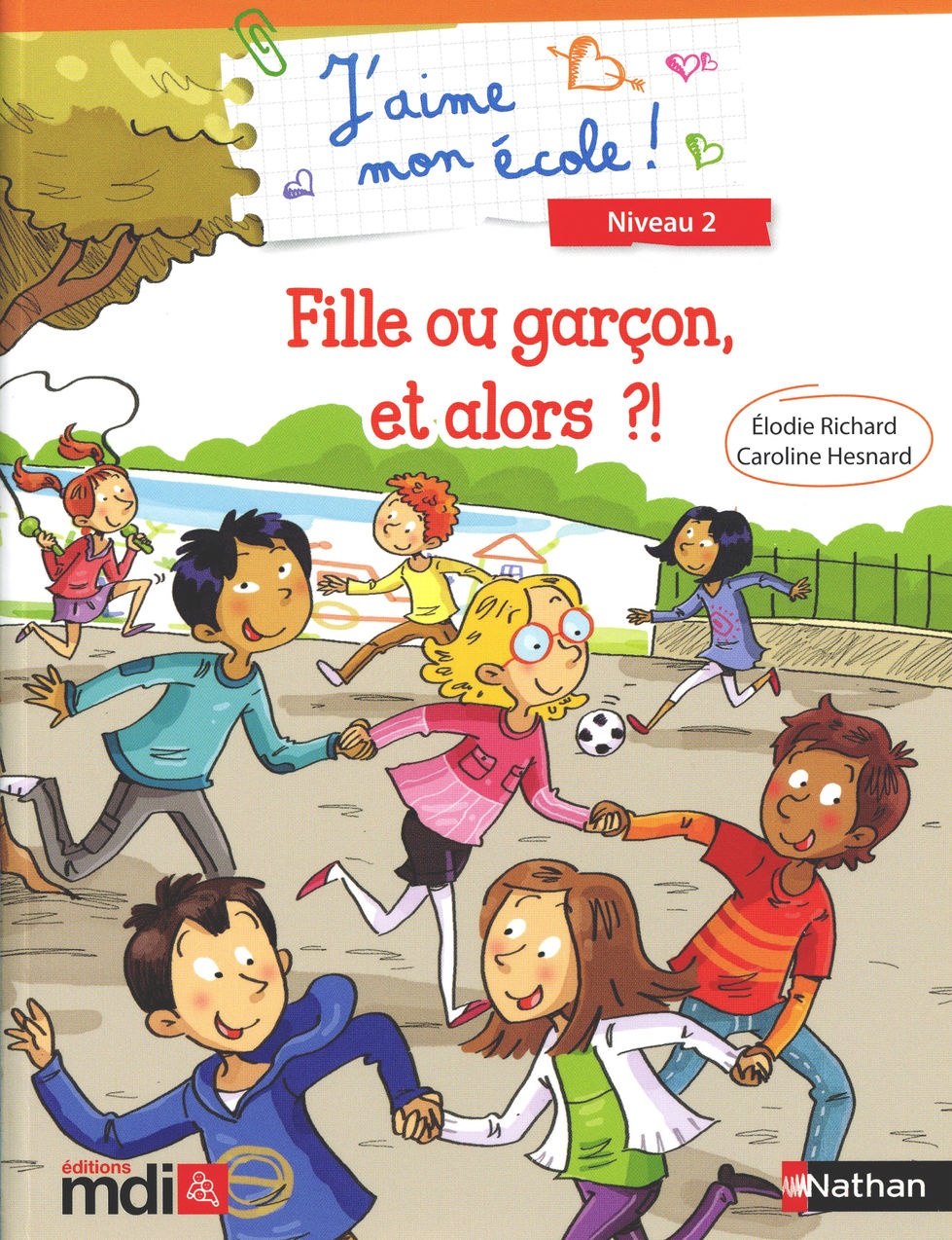 Dans la cour de récréation, des filles et des garçons, de différentes couleurs de peau, courts en ronde en se tenant les mains avec des visages souriants