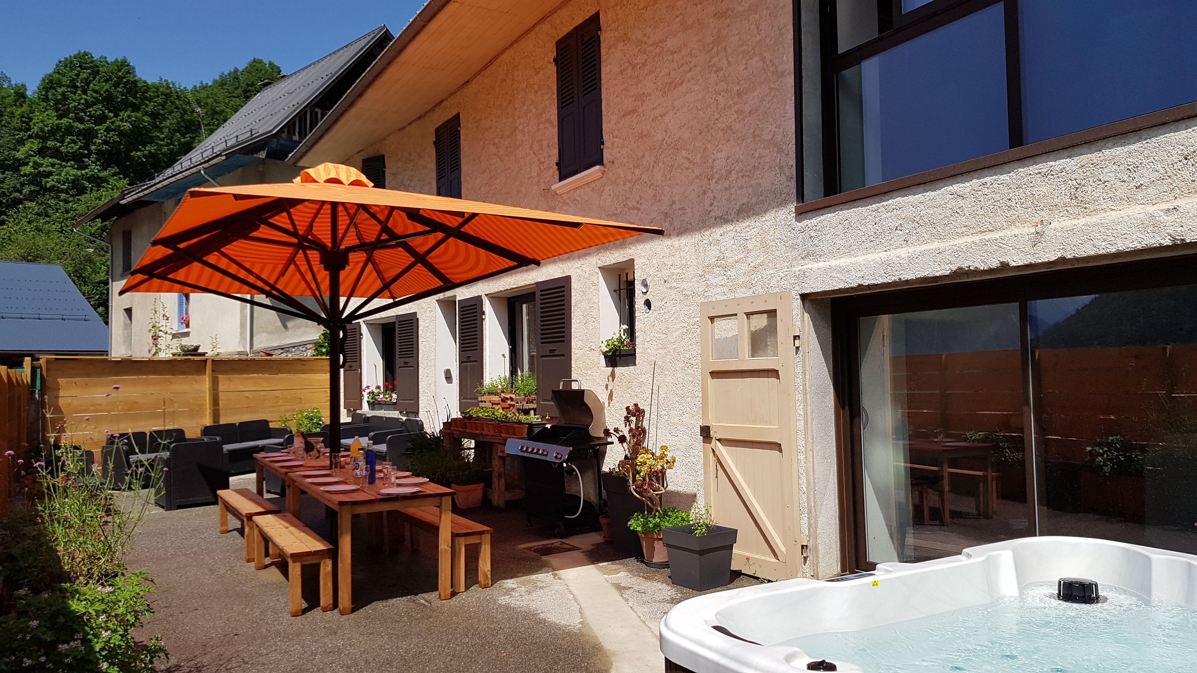 La Demeure-Terrasse-Entrée