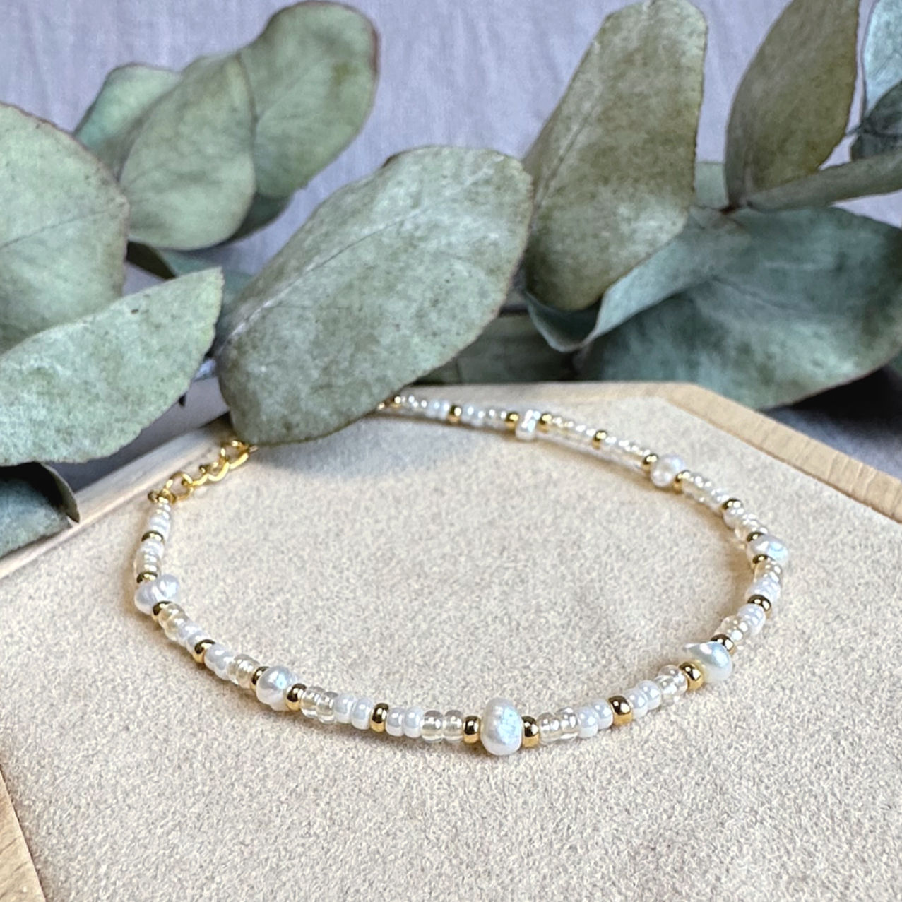 Zartes Armband mit Süßwasser- und cremefarbenen Perlen