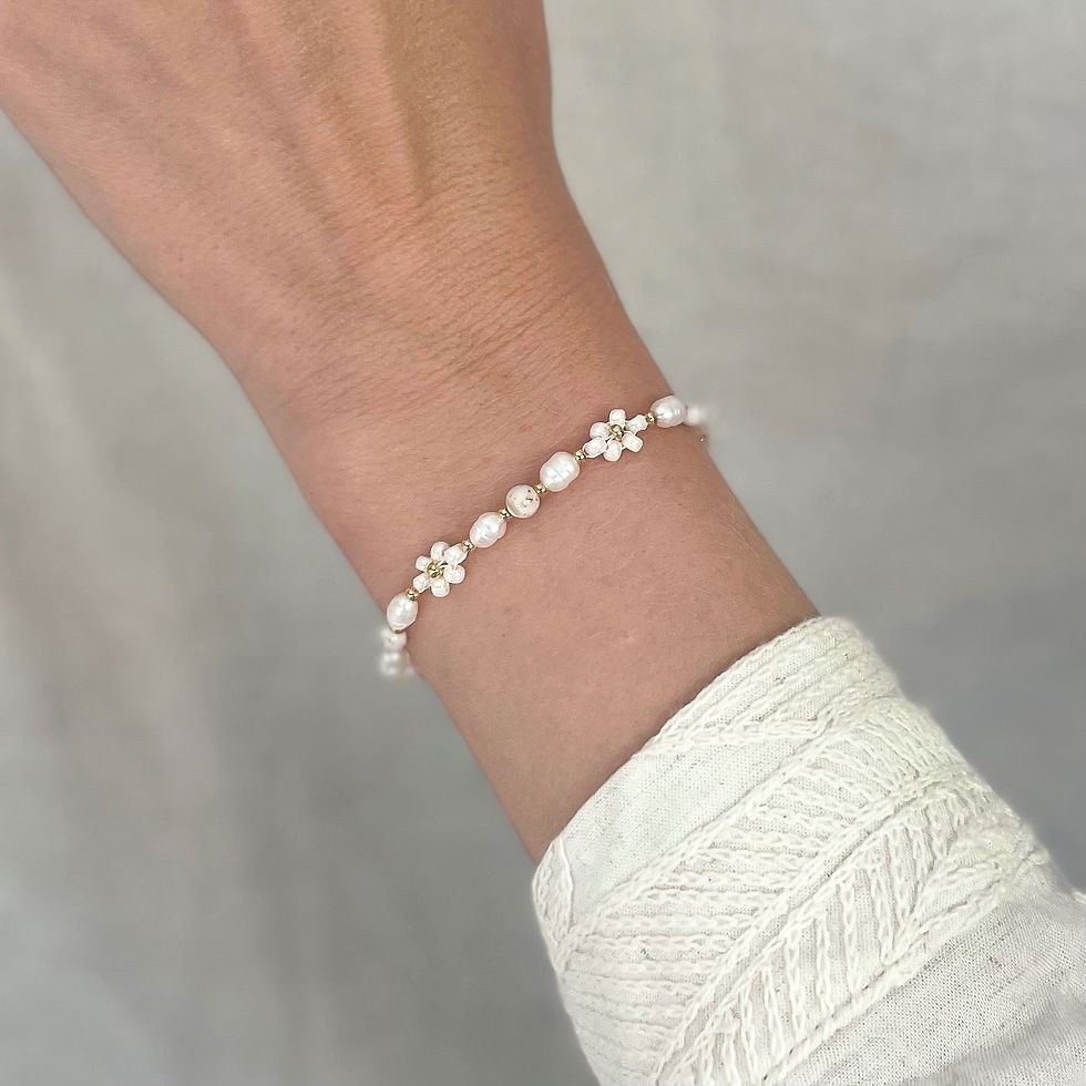 Miniaturbild: Armband mit Naturstein-, Süßwasserperlen und Blümchen (weiß/Muschel)