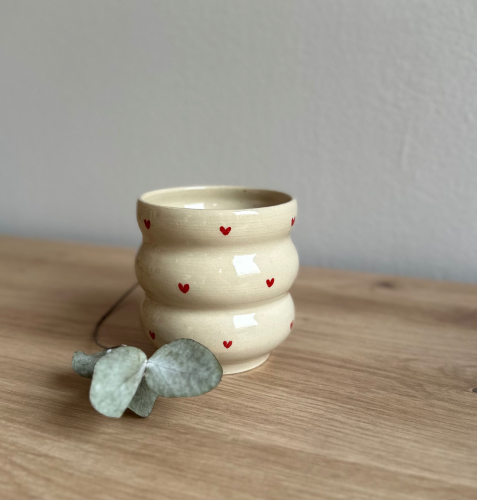 Becher gewellt, beige mit Herzchen