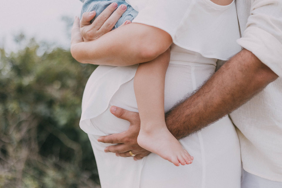 Ensaio fotográfico de uma gestante em Búzios.