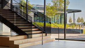 Yeşil bina; doğayla uyumlu, kaynaklarını akıllıca kullanan, enerji ve su verimliliğini en üst düzeye çıkaran, sağlıklı yaşam alanları yaratan yapıdır. Tasarımından yıkımına kadar her aşamasıyla çevresel, ekonomik ve sosyal sürdürülebilirliği hedefler. Geleneksel binalardan farklı olarak, yeşil binalar enerjiyi israf etmez, suyu korur, atığı azaltır ve kullanıcılarına temiz hava, doğal ışık ve yüksek yaşam kalitesi sunar. Bu yaklaşım sadece bir inşaat yöntemi değil, gezegenin geleceğine yapılan bilinçli bir yatırımdır.