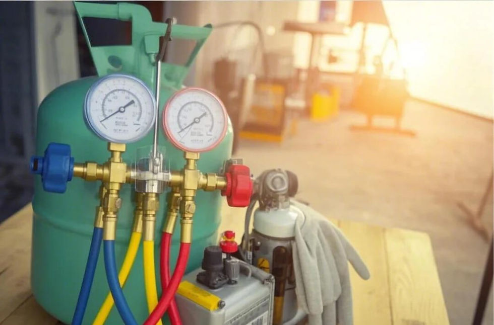 Soğutucu akışkan içeren HVAC sistemlerinde yıllık kaçak oranı, sistemin tasarımı, montaj kalitesi ve bakım düzeyine bağlı olarak değişmekle birlikte, ortalama olarak %10 ila %20 arasında seyretmektedir. EPA (ABD Çevre Koruma Ajansı) verilerine göre bu oran ticari binalarda %25’e kadar çıkabilmektedir. Bu oranlar, sistem kapasitesine göre yılda onlarca kilograma denk gelmekte ve binlerce kilogram CO₂ eşdeğeri sera gazı emisyonuna neden olmaktadır. LEED v5 bu sorunu, sistematik sızdırmazlık kontrolü ve düşük GWP’li alternatiflerin kullanımını teşvik ederek ele almaktadır.