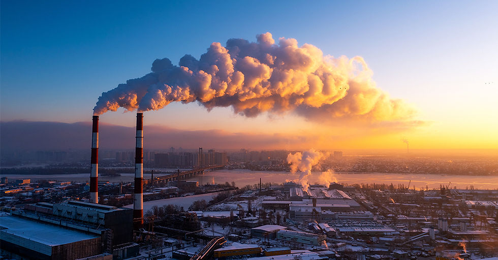 Fotoğrafta, kömür ve doğal gazla çalışan bir termik enerji santralinin bacalarından atmosfere yükselen yoğun duman ve buhar bulutları görülmektedir. Bu tür tesisler, karbondioksit (CO₂) başta olmak üzere metan (CH₄) ve azot oksit (N₂O) gibi sera gazlarının en büyük kaynaklarından biridir. Sanayi devrimiyle birlikte bu tesislerden salınan karbon, doğanın kendi döngüsünün ötesinde bir birikim yaratmış; IPCC verilerine göre, fosil yakıt kullanımı küresel ölçekte yılda yaklaşık 7.8 ± 0.6 PgC karbonu atmosfere eklemektedir. Bu birikim, atmosferdeki karbon yoğunluğunu 280 ppm’den 420 ppm’nin üzerine çıkarmış ve küresel sıcaklık artışının ana tetikleyicisi olmuştur.Fotoğraf, antropojenik karbon salımının görsel bir ifadesidir ve modern enerji üretiminin iklim sistemi üzerindeki baskısını temsil etmektedir.
