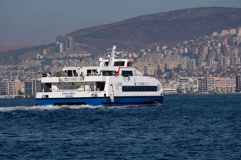 İzmir’de yenilenebilir enerji ve döngüsel ekonomi yatırımları, İklim Kanunu’nun sunduğu teşviklerle güçlenerek şehrin yeşil dönüşümüne hız kazandıracaktır.