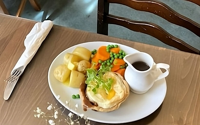 Gorgeous steak & kidney pie served with fresh veg& gravy 
