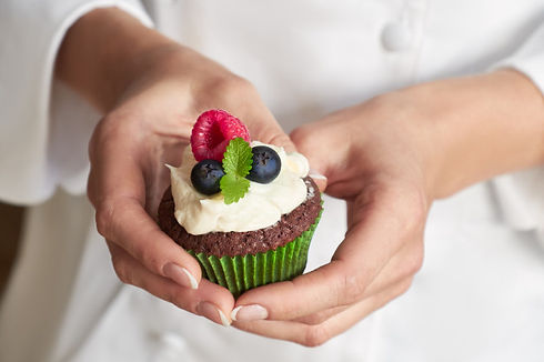 primer-plano-manos-chef-reposteria-cupca