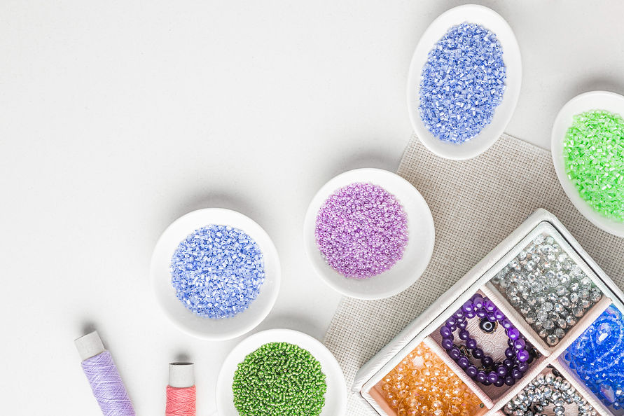 vista-superior-de-los-elementos-esenciales-de-trabajo-de-cuentas-con-espacio-de-copia_edit