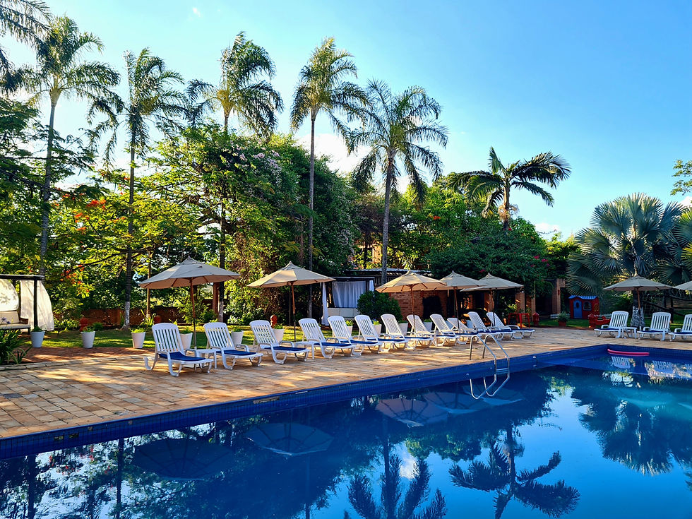 Estrutura de lazer com piscina climatizada e hospedagem para famílias e casais