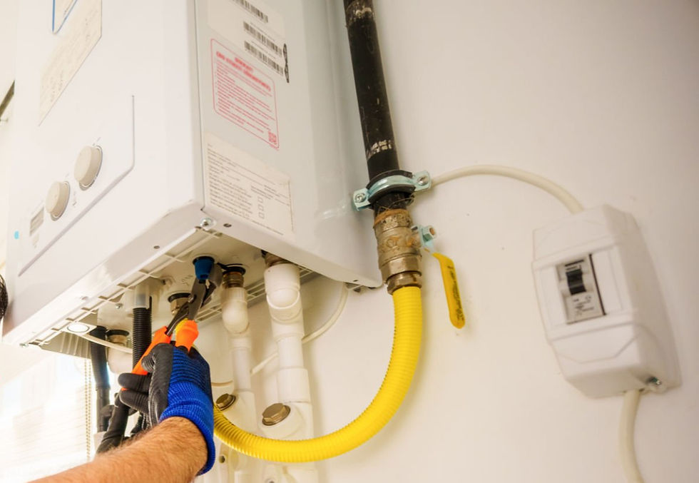 Majstor izvodi radove na gasnim, elektro i vodovodnim instalacijama – kompletna usluga