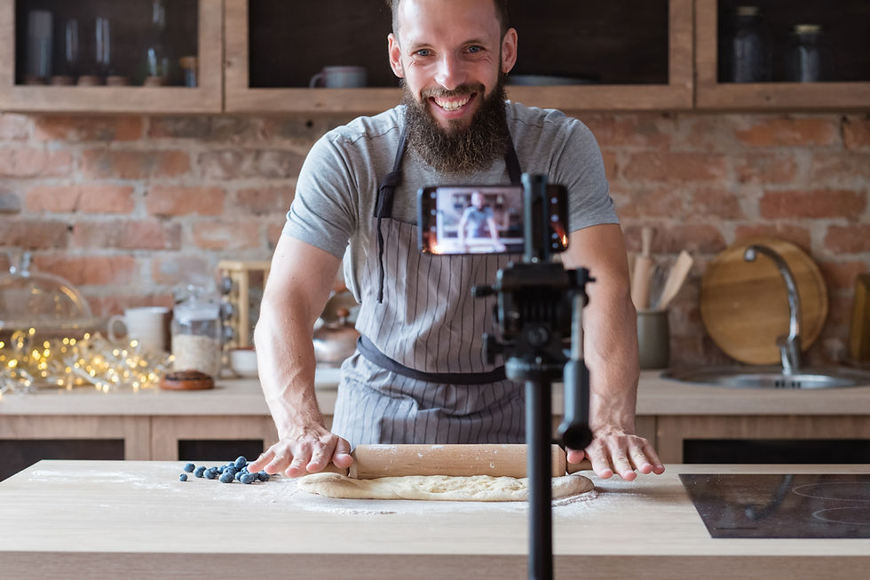 Un cocinero amasando harina mientras se graba con un celular