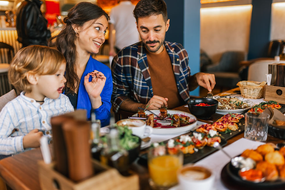 Una familia almorzando en un restaurante por el Día de la Madre