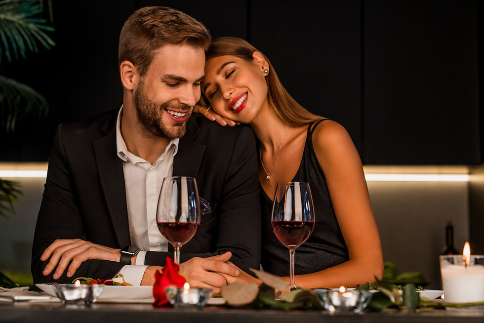 Un hombre y una mujer en una cena romántica en un restaurante