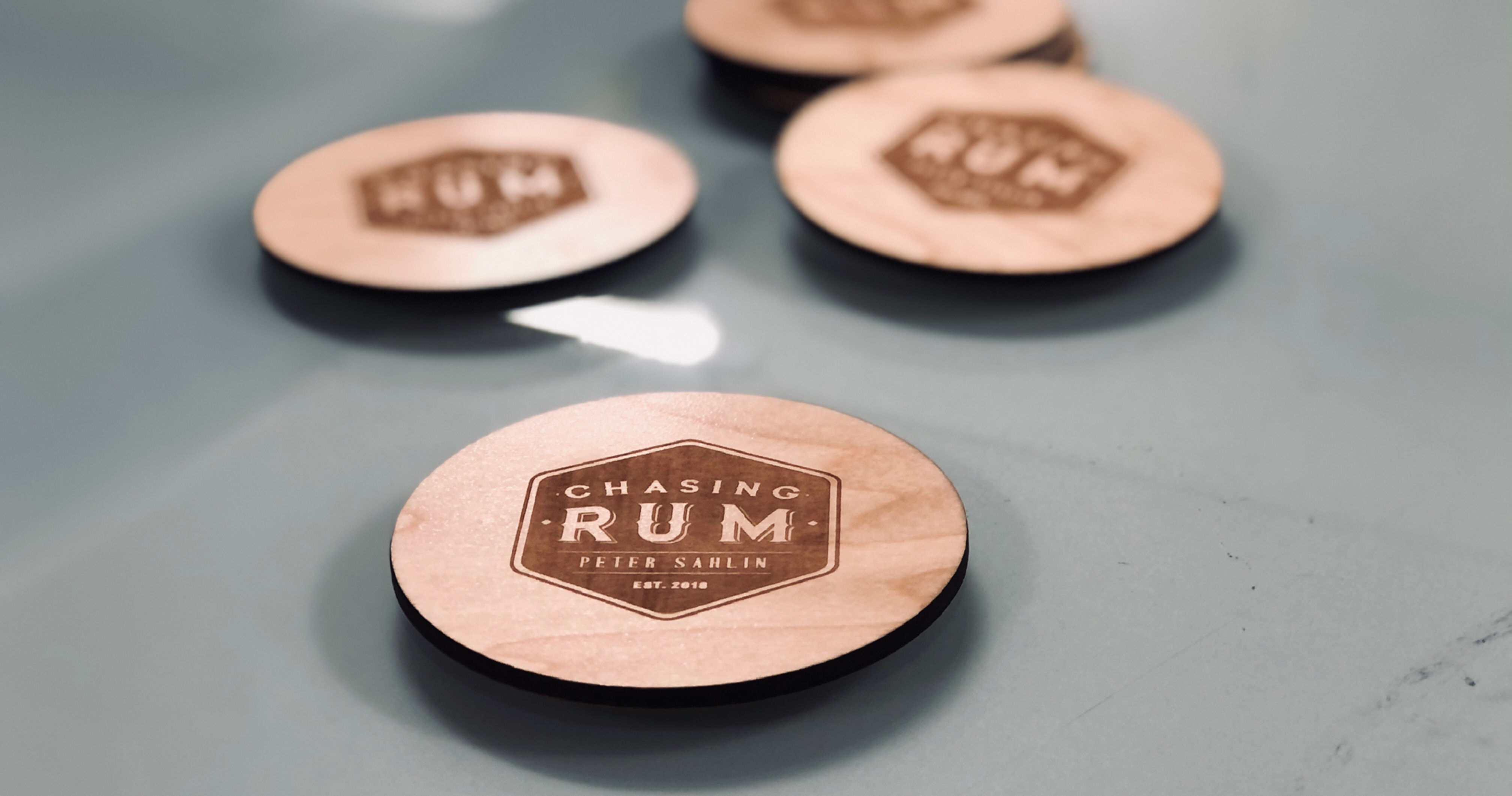 Underlägg i trä med gravyr, 4-pack