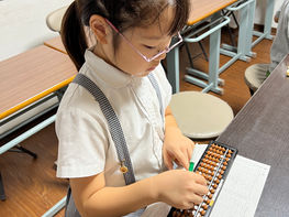 そろばんを学ぶ子どもたちの様子