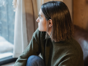 Frau nachdenklich Persönlichkeitsentwicklung Positive Psychologie