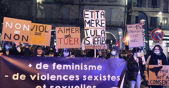 Militantes féministes tenant des pancartes lors de la marche du 20 novembre 2021 contre les violences sexistes et sexuelles, à Agen, organisée par La Mèche