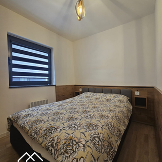 Namještena spavaća soba sa hrastovim parketom Bjelašnica