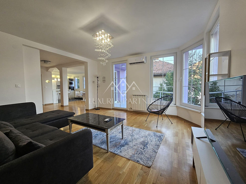 Moderan dnevni boravak u stanu na Ilidži sa puno prirodnog svjetla