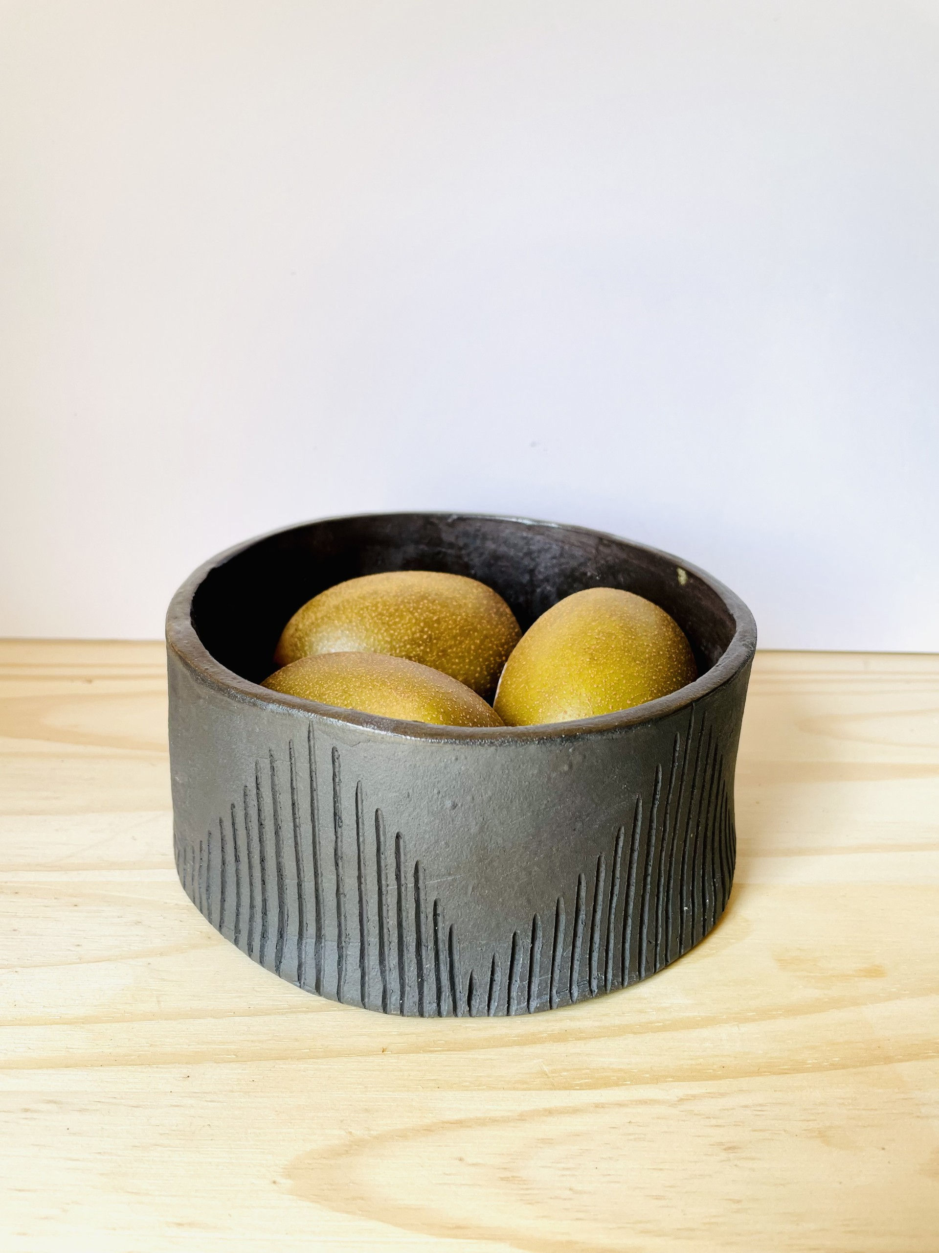 saladier strié en grès noir