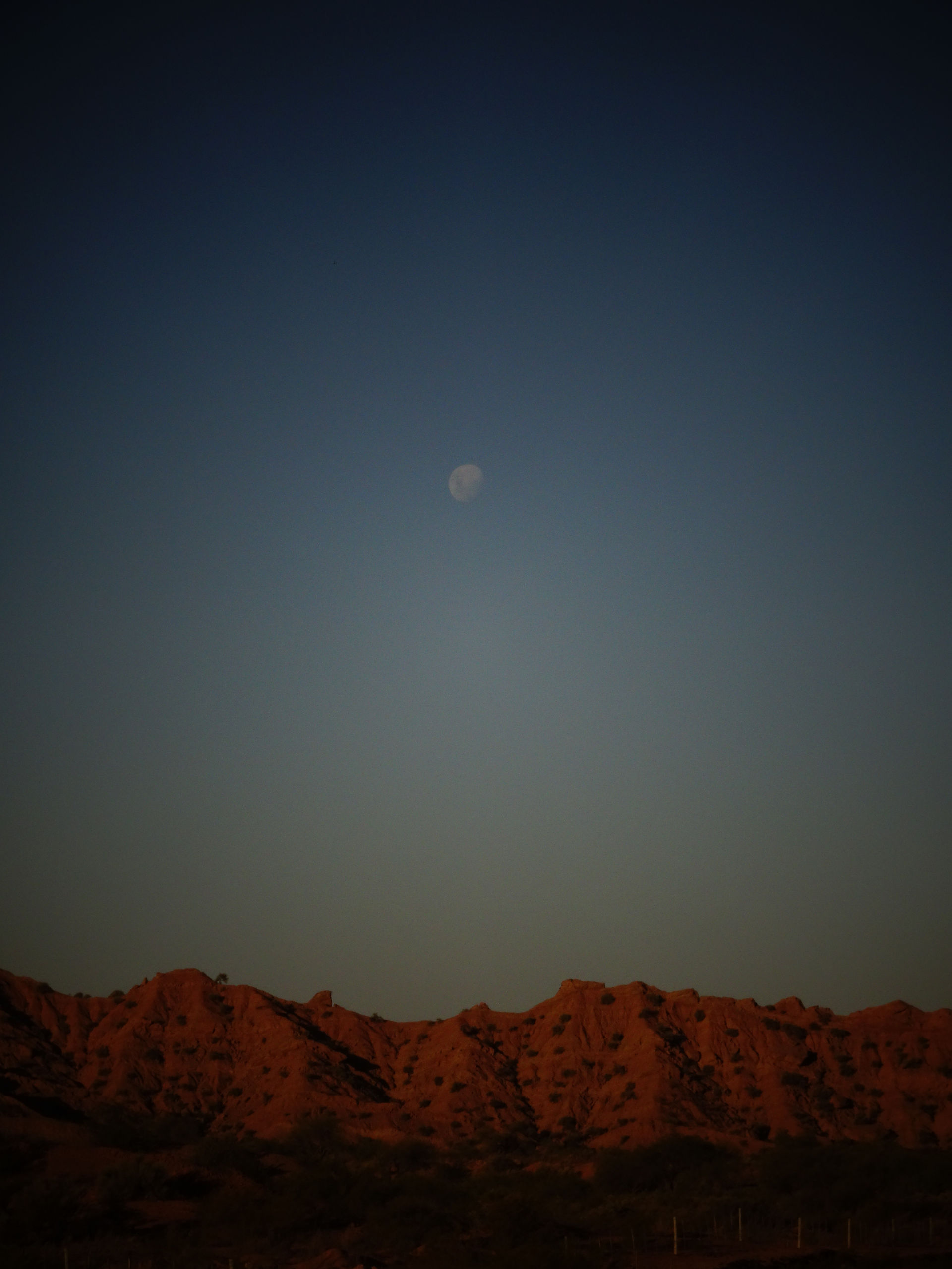 La lune au-dessus de sa vallée