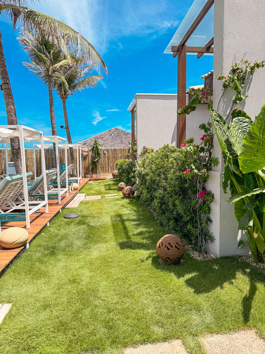 vista lateral de jardim dos bangalôs do Poozendin em Canoa Quebrada-CE