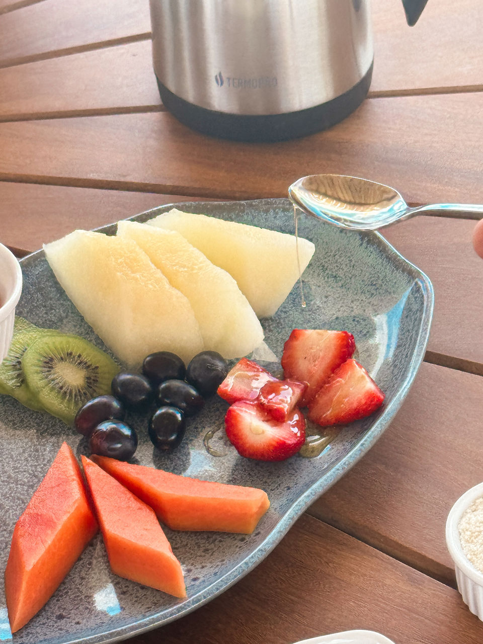 prato com frutas para mesa de café da manhã no Poozendin em Canoa Quebrada-CE