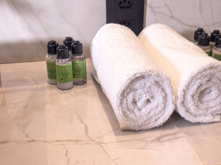 vista interna do banheiro com toalhas e amenities do bangalô Poozendin em Canoa Quebrada-CE