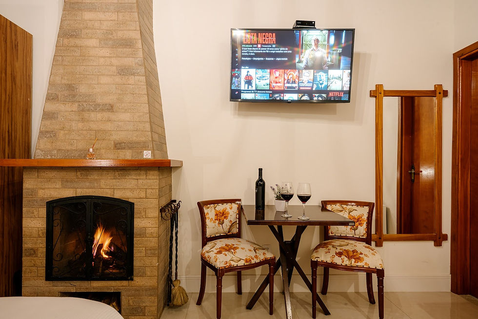 Lareira e otimos vinhos na Pousada Valle das Flores em Monte Verde