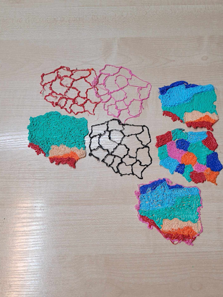 Mapy Polski wytworzone z użyciem długopisu 3D przedstawiające podział na województwa oraz krainy geograficzne.