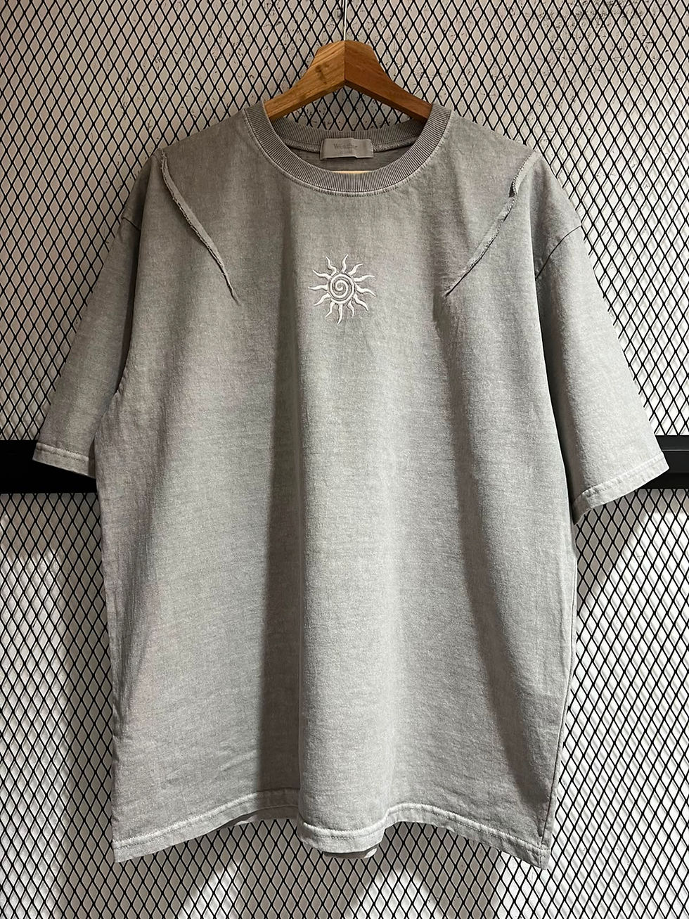 縮圖：太陽刺繡tee