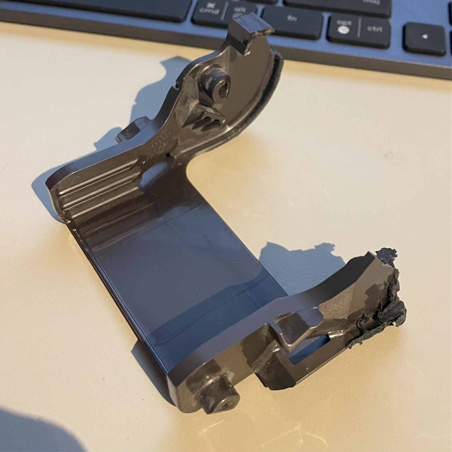 Предлага се резервна част за Dyson Pneumatic T033369. Връзката между тръбата и приставката за почистване на под.