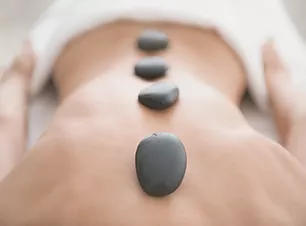 Massagem com pedras quentes.webp