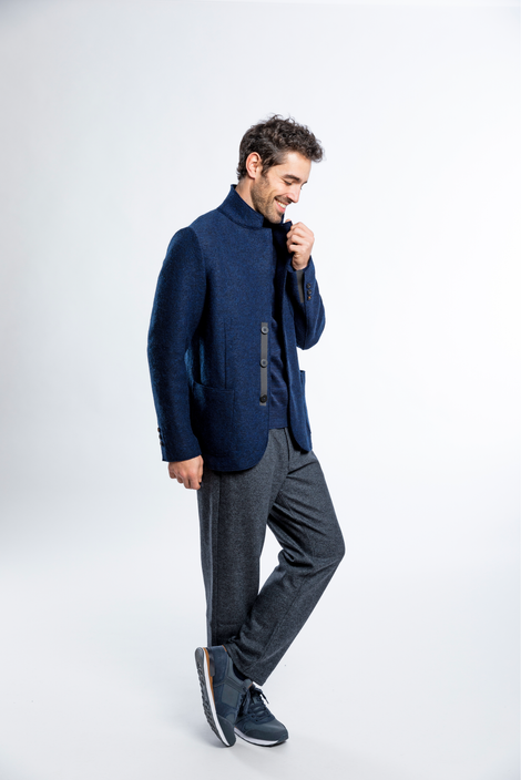 Model mit grauem Wollwalk Blazer von Tradizion
