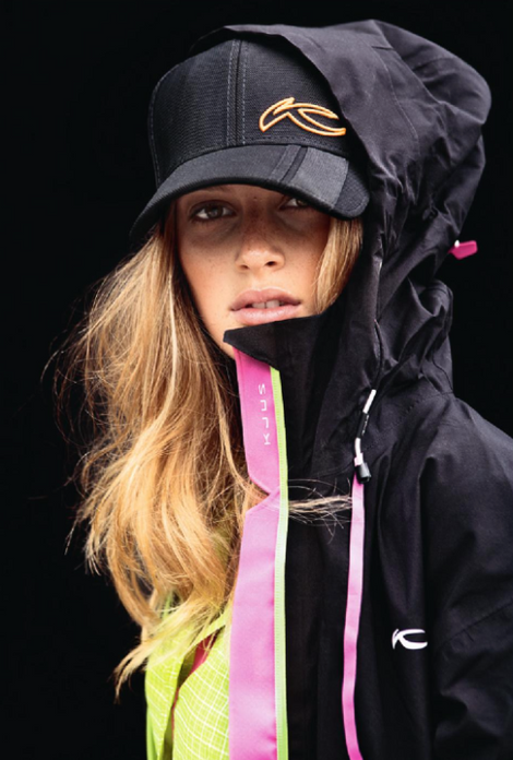 Model mit Regenjacke von KJUS