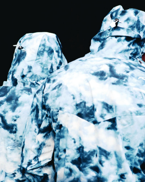 zwei Models mit Regenjacke von KJUS
