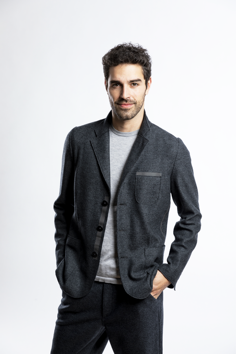 Model mit grauem Wollwalk Blazer von Tradizion