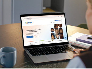 Persona explorando CIDCLearning Pro, su nuevo campus virtual actualizado novedoso. Educación Virtual.