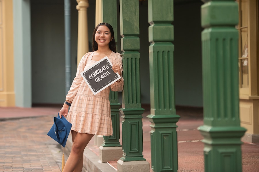 Guests enjoying Disney PhotoPass Capture Your Moment