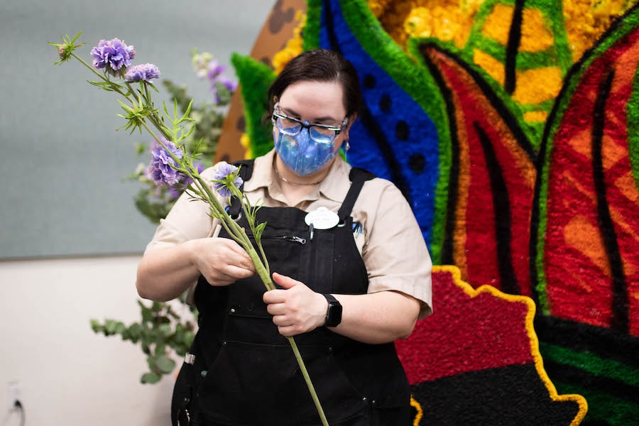 Cast member building the PULSE silleta