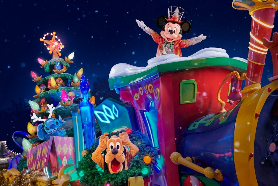 “Mickey’s Dazzling Christmas Parade” at Disneyland Paris