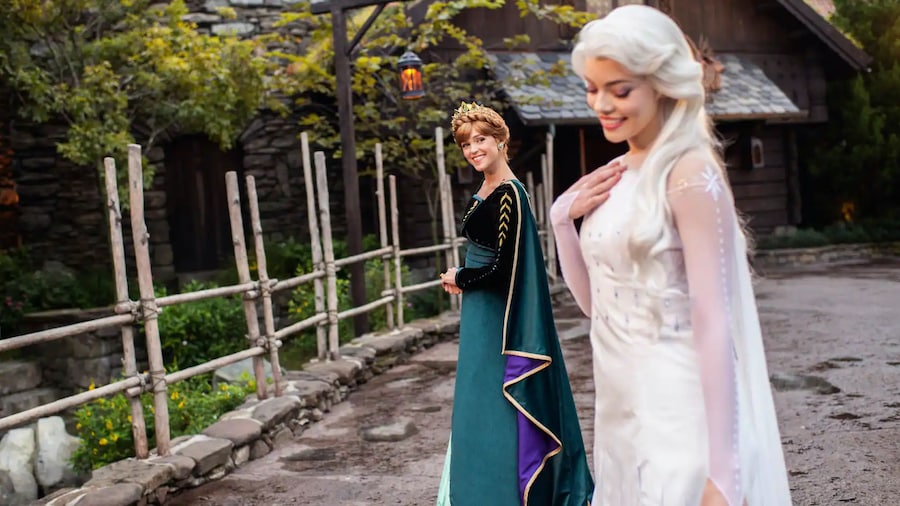 Anna and Elsa at Royal Sommerhus