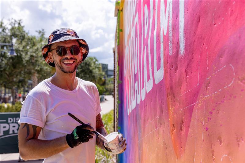 Disney Springs Art Walk artist painting