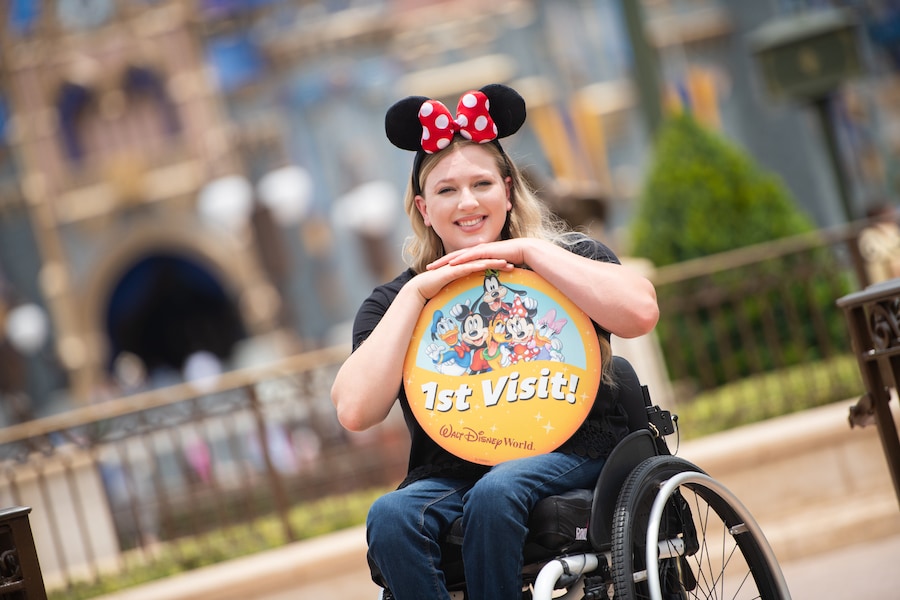Guests enjoying Disney PhotoPass Capture Your Moment