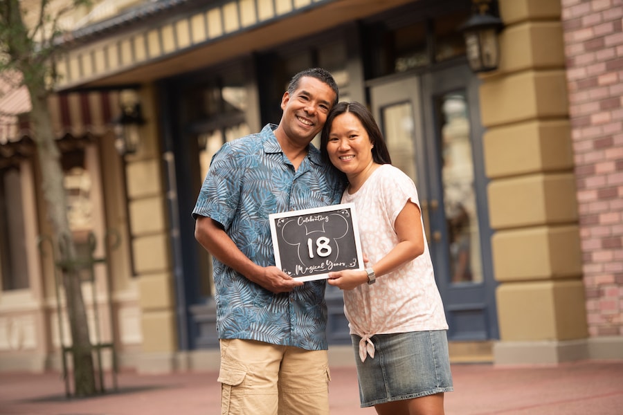 Guests enjoying Disney PhotoPass Capture Your Moment