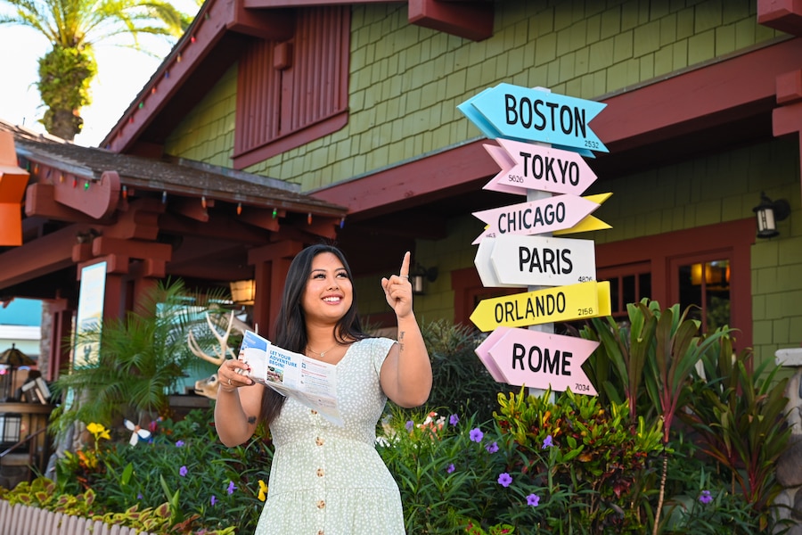 Guests enjoying Disney PhotoPass Capture Your Moment
