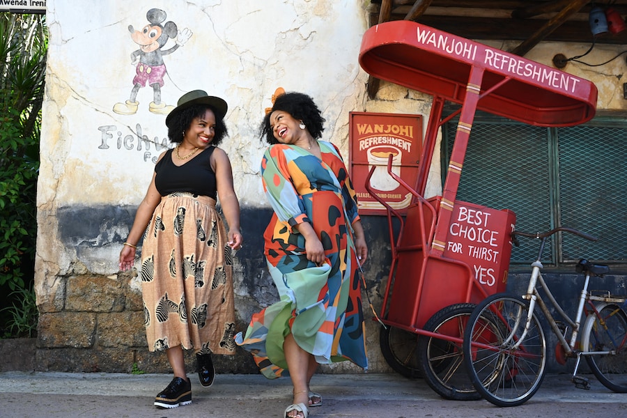 Guests enjoying Disney PhotoPass Capture Your Moment