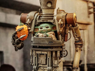Star Wars: The Mandalorian™ – 1/6th scale IG-12™ With Accessories Collectible Set
