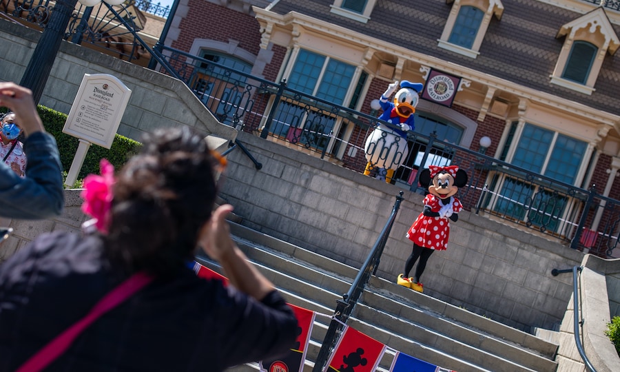 Minnie Mouse and Donald Duck at Disneyland park